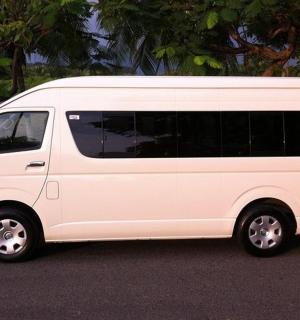 bílá dodávka zaparkovaná na kraji ulice