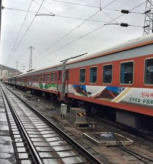 muž stojící vedle vlaku na vlakovém nádraží