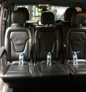 两瓶水放在汽车后座