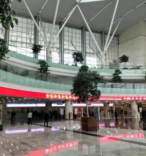 大型机场，人们在购物中心周围走动