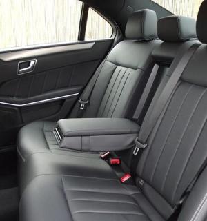 汽车后座的景色