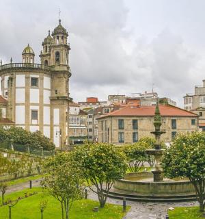 城市里有钟楼的大楼