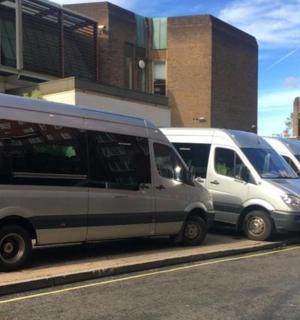 一排停在建筑物前的巴士