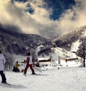 滑雪场上滑雪的一群人