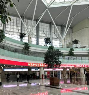 机场里有一栋大楼，里面有人