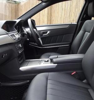 pohled na zadní sedadlo auta