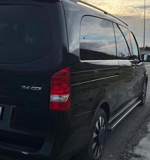 sebuah van hitam diletakkan di tepi jalan