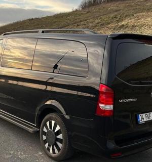 juodas furgonas, pastatytas kelio pakraštyje