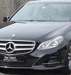 auto Mercedes Benz zaparkované na parkovišti