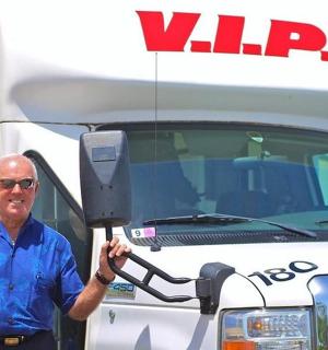 muž ukazuje palec nahoru před kamionem