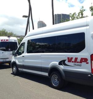 dvě bílé dodávky zaparkované na parkovišti