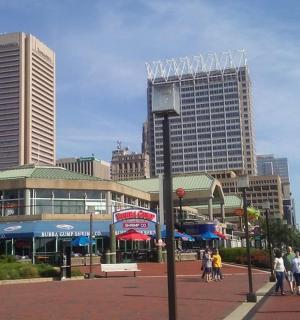 skupina lidí procházejících se městem s vysokými budovami