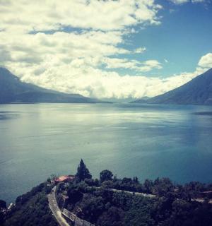 一大片水域和群山的景色