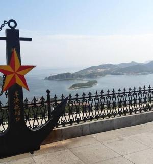 栅栏上挂着一艘带星星的船的雕像