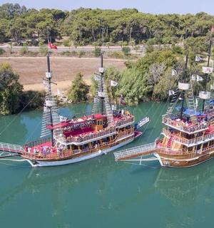 水中并排的两艘大船