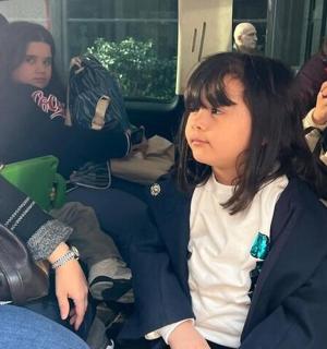 一群人坐在火车上