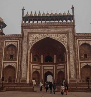 一座大楼，前面有人走动