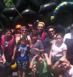 一群人在操场前合影