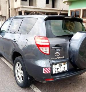 停在路边的一辆灰色汽车