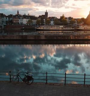 停在水体旁边的围栏旁的自行车