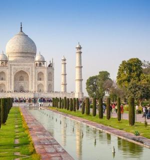una vista del Taj Mahal con uno stagno di fronte