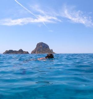 海里放风筝的人