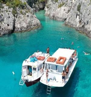 łódź na zbiorniku wodnym z ludźmi na niej