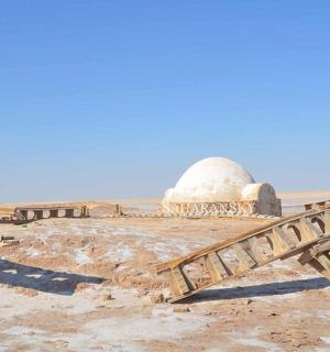 沙漠中央的一张木凳