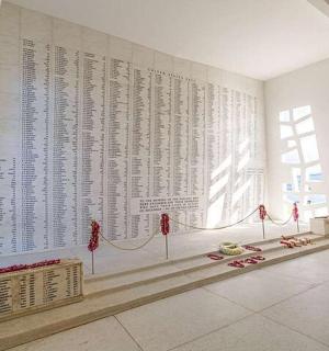 místnost se zdí s nápisy