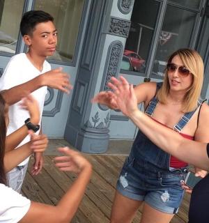 一群人站在一栋建筑物前