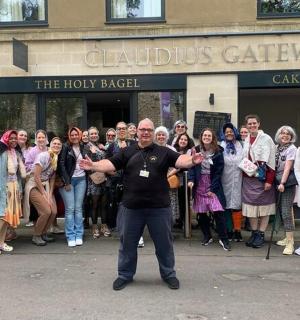 站在一群人面前的一个人