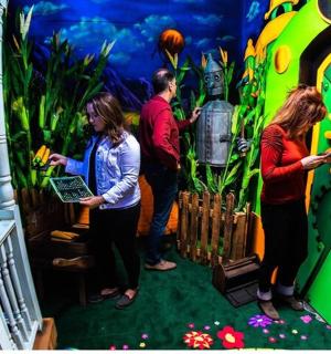 skupina lidí stojících v herně