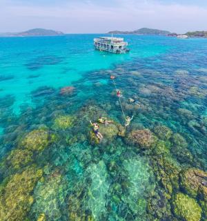 海上船只的鸟瞰图