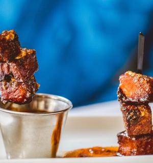 osoba jí hromadu jídla s šálkem omáčky