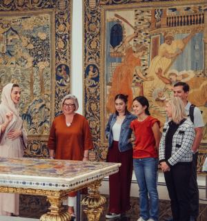 一群人站在墙前