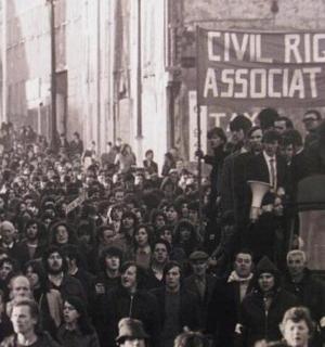 dav lidí jdoucích po městské ulici