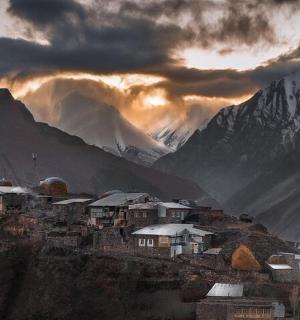 山上的村庄,背景是群山