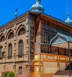 一座前面有楼梯的大型砖砌建筑