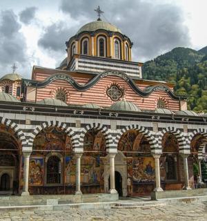 एक बड़ी इमारत जिसके ऊपर एक क्रॉस बना हुआ है