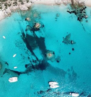 一池蓝色水的鸟瞰图