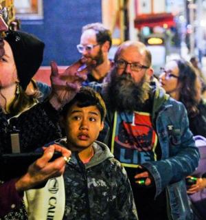 一群人站在城市街道上