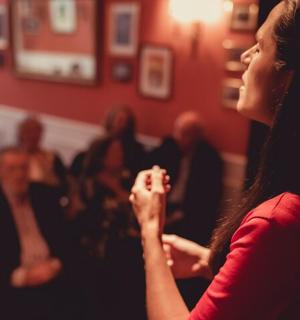 站在人群面前的女人