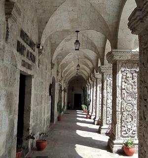 建筑物内有拱门和盆栽的小巷