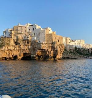 loď ve vodní ploše s budovami