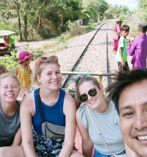 一群人在火车上摆姿势拍照