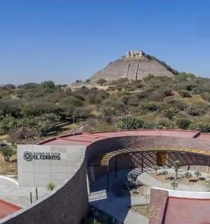 背景为金字塔的建筑