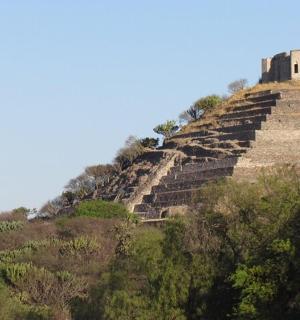 山坡上的古代建筑遗址