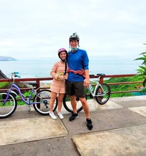 一名男子和一名女子站在他们的自行车旁边