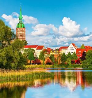 位于水体旁边的带有钟楼的建筑