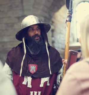 一名戴着安全帽的男子和一名手持魔杖的女子